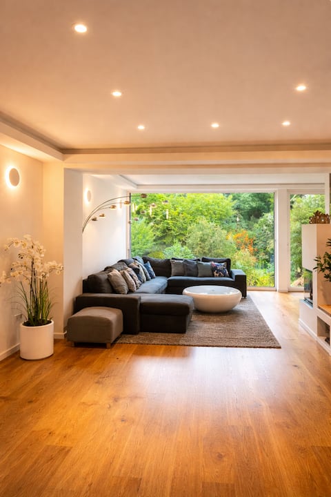Exclusive 300 sqm villa right on the Rhine & close to the city!