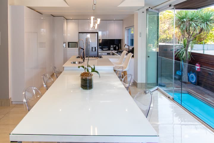 Tranquil Seapoint Family Home With Pool & Garden - Ciudad del Cabo