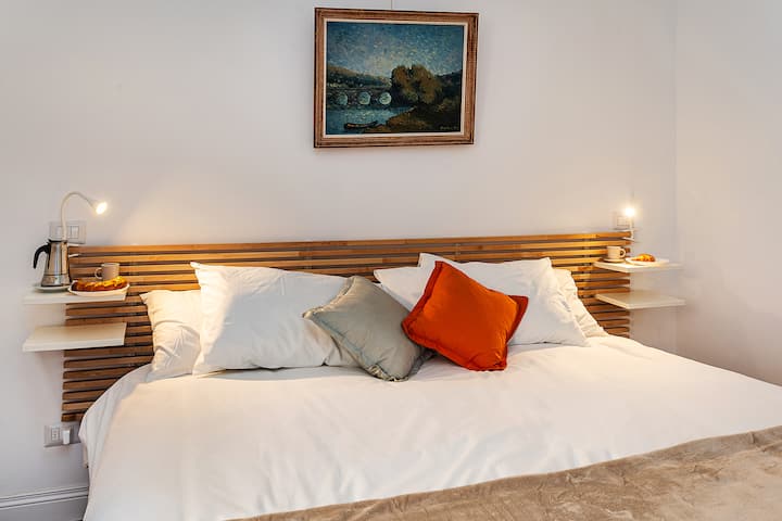 Cama tamaño queen en el dormitorio principal