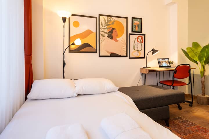 Peaceful & Stylish 2br Apt, Best Location In Moda - İstanbul