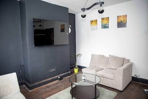 Home in Manchester near Etihad Stadium - parking