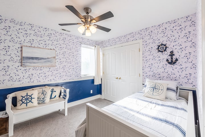 „Water's Edge” je savršeno mjesto za uživanje u vašoj najnovijoj knjizi ili priči o moru. Namješten je s dva odvojena kreveta.