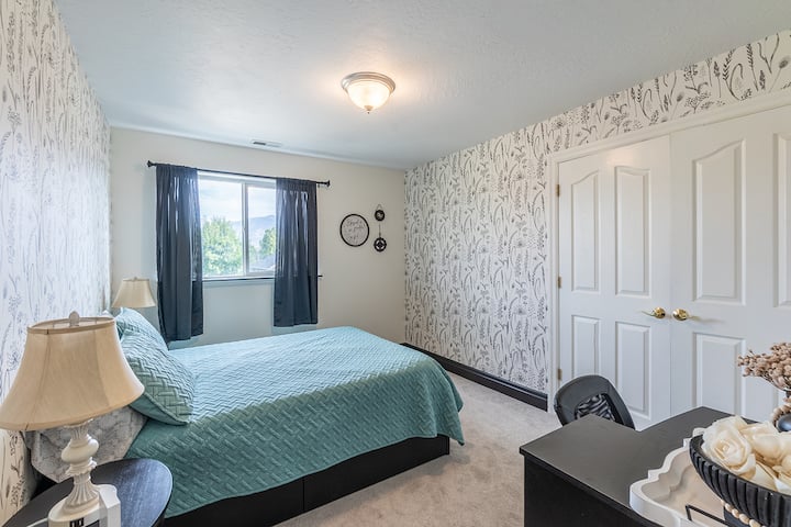 „Country Haven” ima bračni krevet (150 – 179 cm) i radni stol