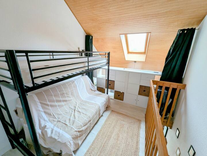 高度双人床和沙发床，下方是漂亮的木质框架。