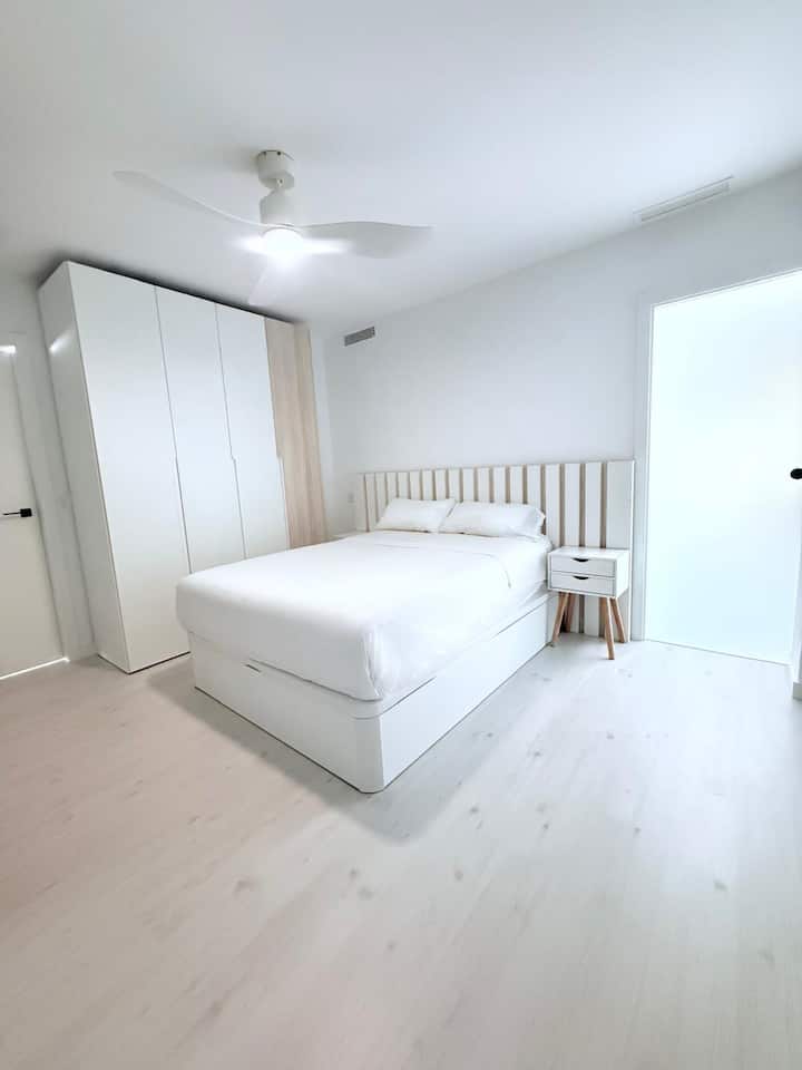 Дупли кревет, сосема нов душек и бања во спалната соба.