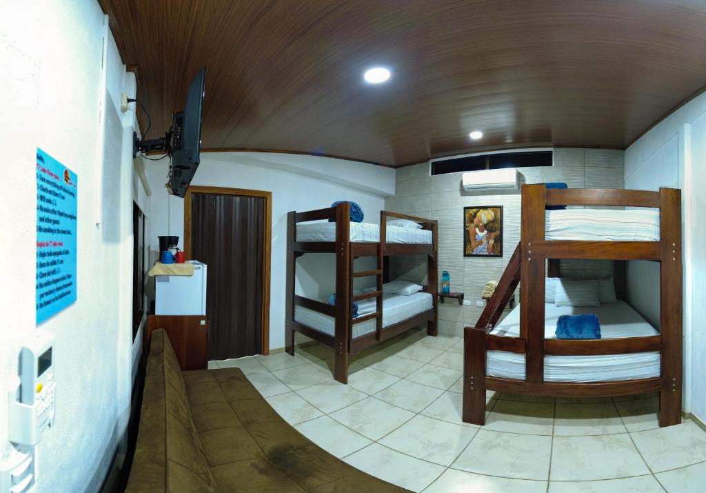 มีเตียงคู่ เตียงเดี่ยว 3 เตียงและเตียงโซฟา รองรับได้สูงสุด 6 คน และห้องน้ำส่วนตัว