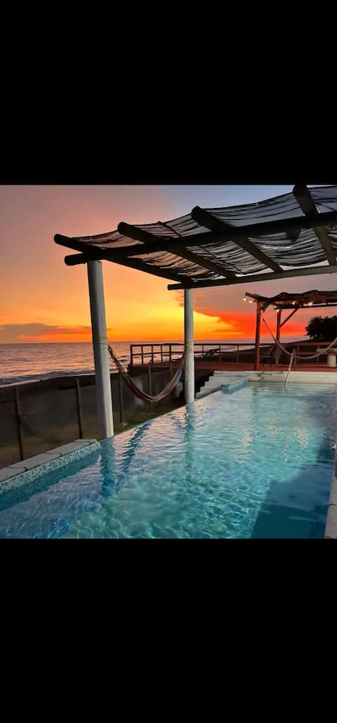 Welcome to Casa Bella -Beach front, fams & friends
