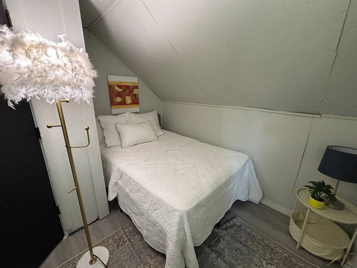 Et roligt fristed med karakter. Det skrånende loft og vinduet giver dette rum en unik karakter, mens det sprøde sengetøj giver uovertruffen komfort. Træk gardinerne for, og nyd dit private, rolige rum. 