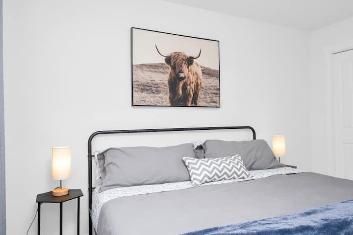 Საძინებელ 1-ში არის დიდი საწოლი, კარადა ბარგის საკიდით და დამატებითი სათავსო ტანსაცმლისთვის.