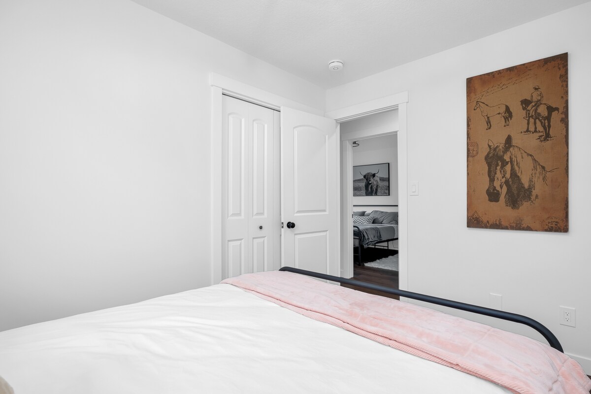 יש חדר שינה שלישי עם מיטת קווין סייז וארון עם מתלה מזוודות ומתלים.