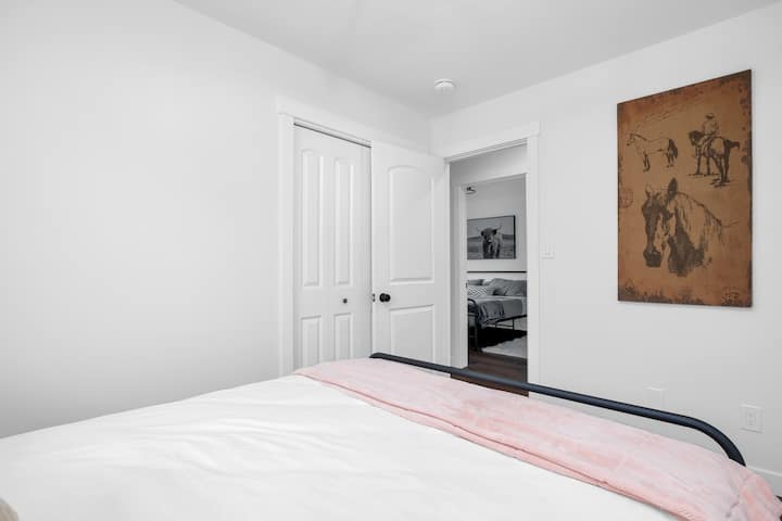 Მესამე საძინებელია, რომელშიც დგას საწოლი და კარადა, რომელსაც აქვს ბარგის საკიდი და საკიდები.