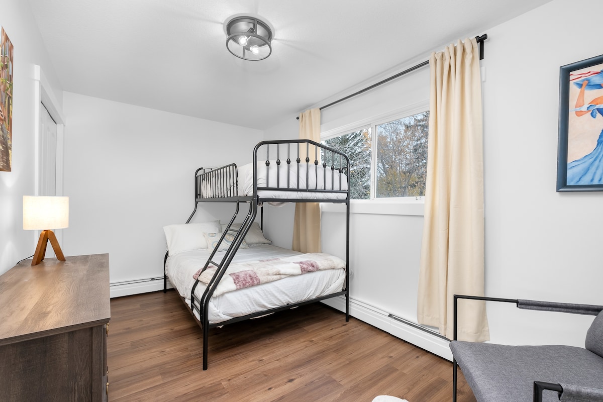 מיטת קומותיים עם מזרן יחיד וזוגי שמתאים ל-3 אנשים. שידה וארון גדול מציעים שפע של מקום אחסון לפרוק ולהתמקם. 