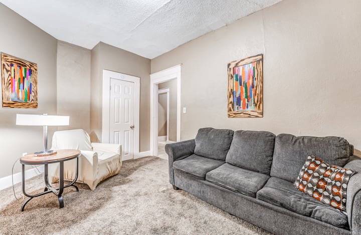 探索孟菲斯后，您可以在舒适的沙发上与朋友放松身心。