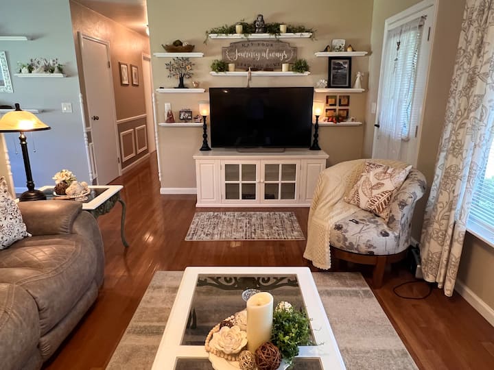 Dhomë ndenjjeje e rehatshme me shumë ndenjëse - e përkryer për ditët e lojës ose netët e filmit. Çlodhu dhe çlodhu pas eksplorimit të kampusit ose shijimit të restoranteve lokale.