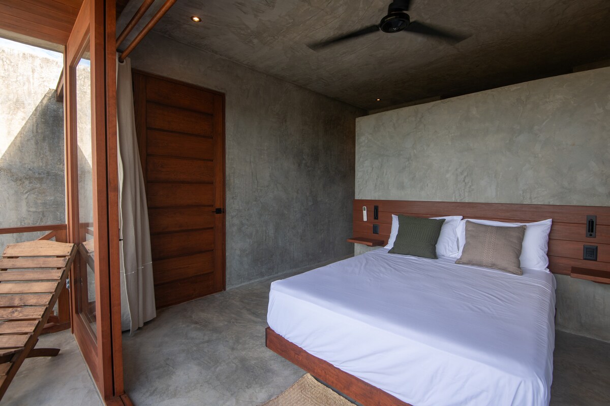 Соба на повисоко ниво со клима уред, завеси за затемнување,  пространа гардероба со закачалки, брачен кревет (широк 150-179 см), топла вода, приватна бања, приватен балкон со маса и столови и најневеројатниот поглед кон океанот.