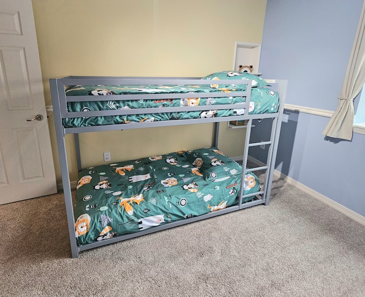 Vitanda viwili vya ghorofa vinavyofaa kwa watoto