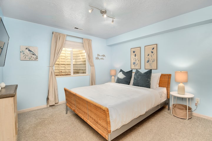 Chumba cha Kulala cha Wageni - Kitanda cha Malkia - Chumba cha Chini - Runinga ya 40" + Roku