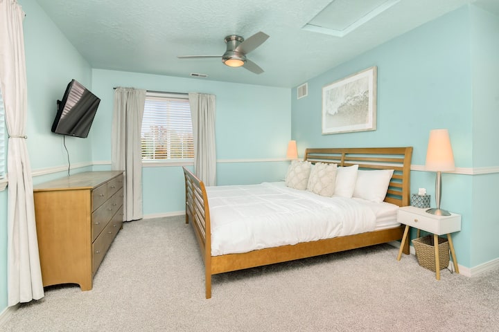 Chumba cha Kulala cha Wageni - Kitanda cha King - Ghorofa ya Juu - TV ya 40" + Roku