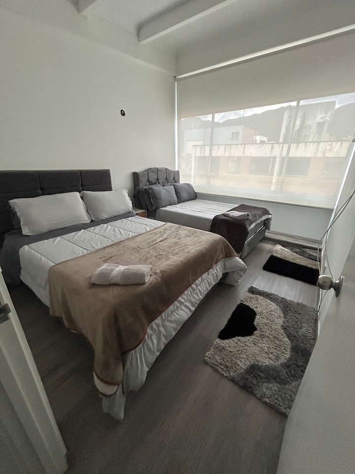 Twee bedden, een tweepersoonsbed (1,40) en een semi-tweepersoonsbed (1,20). Hun matrassen zijn gespecialiseerde klinische orthopedische matrassen voor mensen die chirurgische ingrepen hebben ondergaan voor postoperatieve zorg. Het heeft een 65-inch televisie, dekens, lakens en kussen