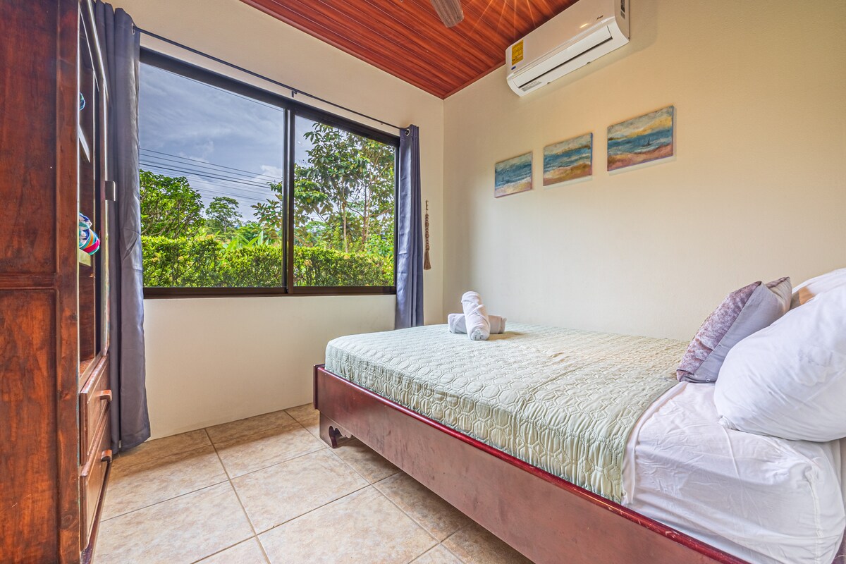 ¡Segundo dormitorio con cama doble, aire acondicionado y armario!