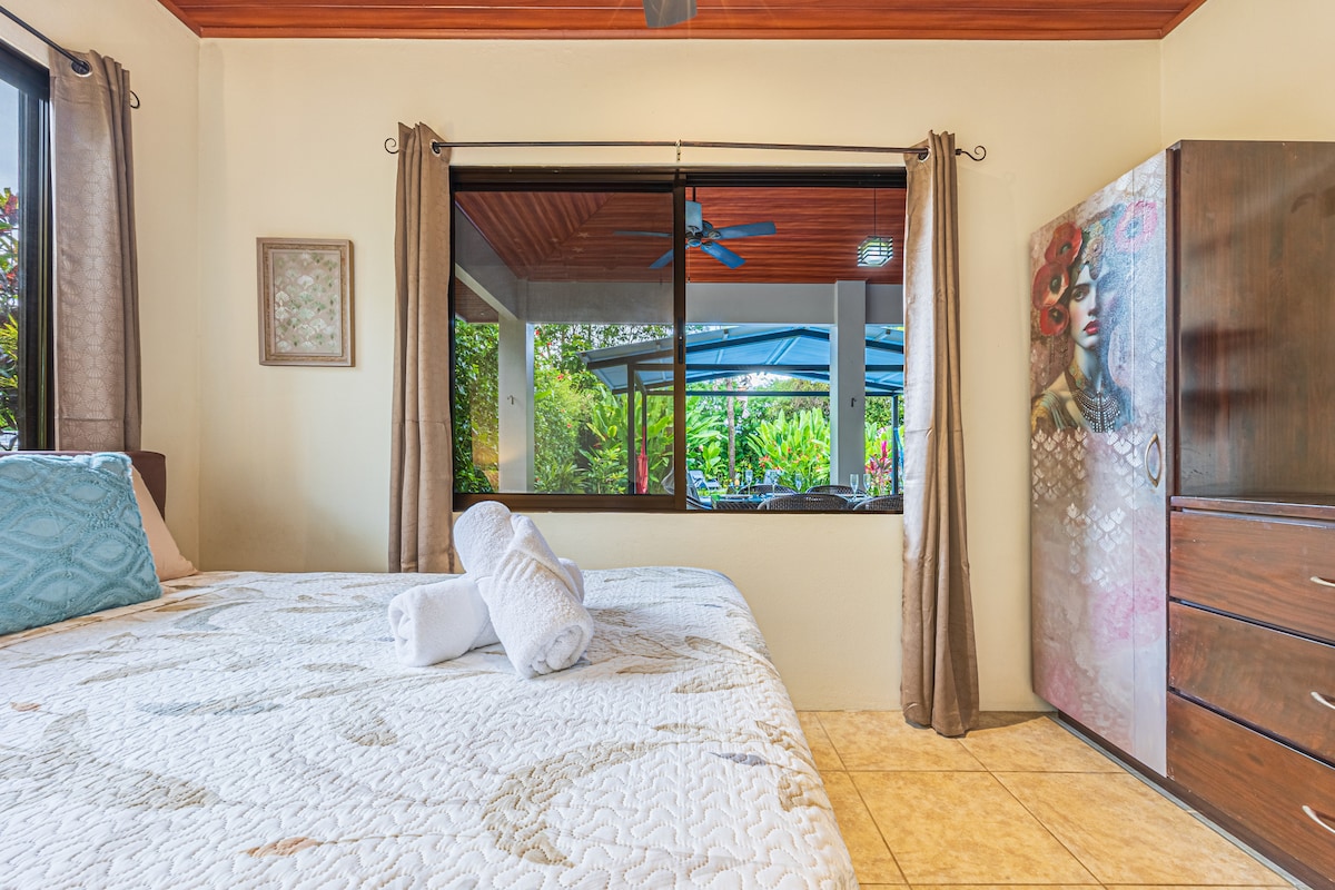 ¡Tercer dormitorio con cama doble, aire acondicionado y armario!