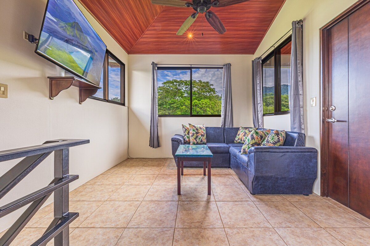 Sala de TV en la segunda planta con acceso al balcón