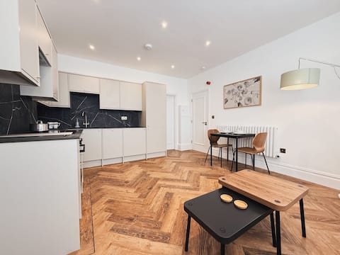 Top performing Airbnb: Light, bright apartment in central West Didsbury in Withington