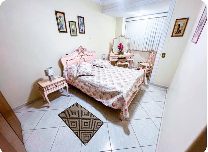 Suite principal con una cama doble estándar, completa...