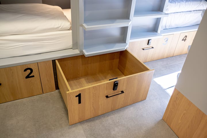 Cama En Habitación Compartida Mixta De 8 Camas. - Málaga
