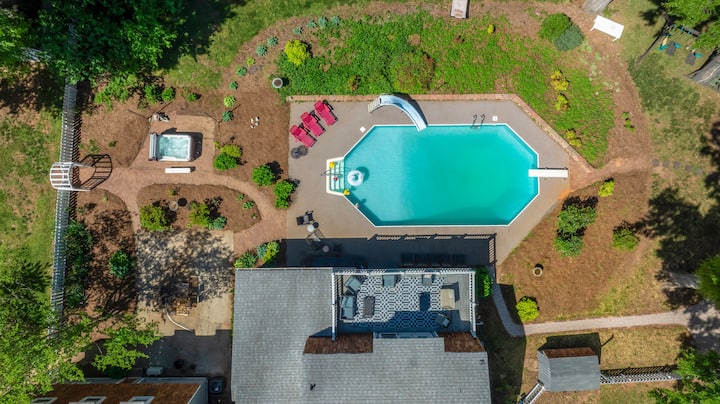 Basketball | Pool | Hottub | Pickleball | Theme Rm