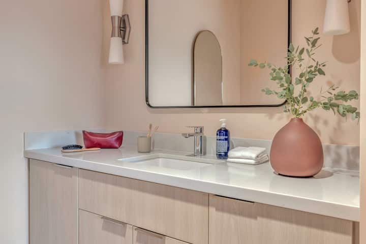 City Center Hotel By Kasa | King Room - Los Angeles, CA