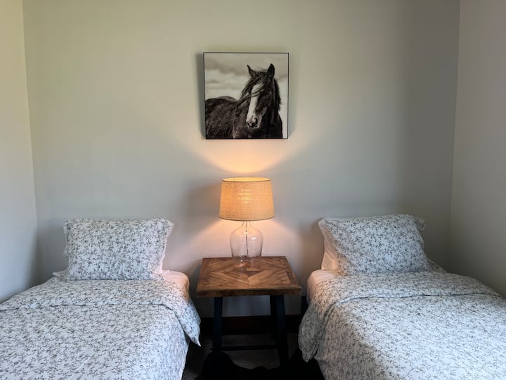 Nach Osten ausgerichtetes Zweibettzimmer für deine Cowboys . Alle Betten sind neu und hochwertige Matratzen.