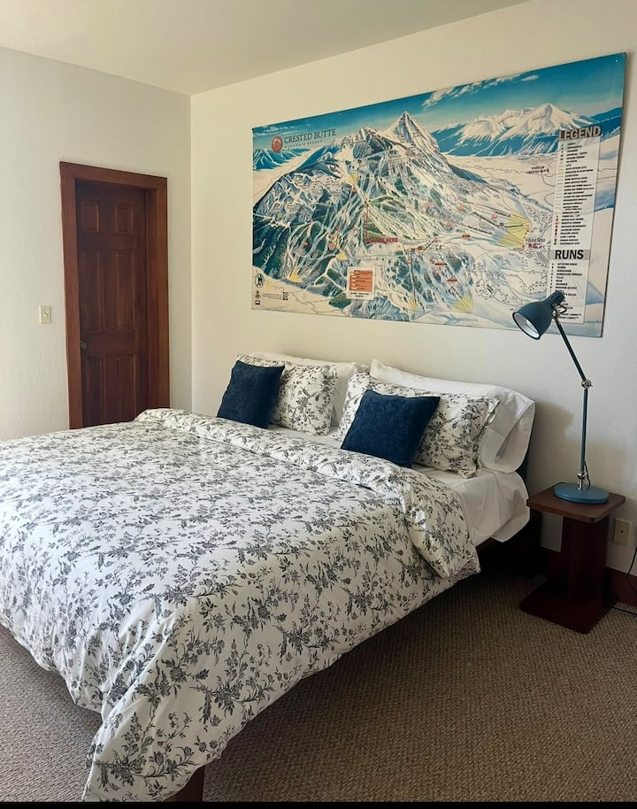 Das Hauptschlafzimmer verfügt über einen luxuriösen Thuma-Bettgestell und eine Matratze mit Kingsize-Doppelbett.  Kleiner Arbeitsbereich in der Ecke.