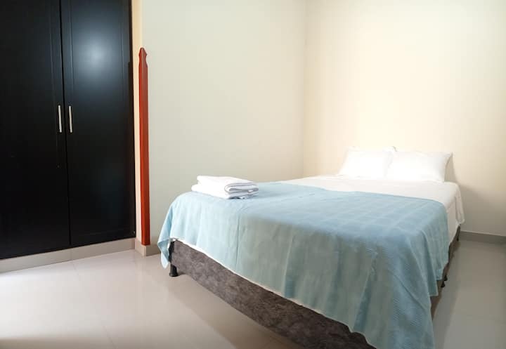 Dhomë me krevat dopio dhe dollap. 