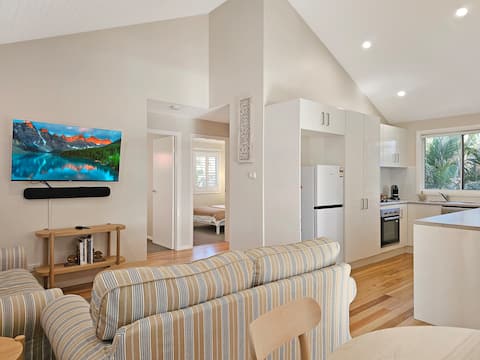 Top Airbnb: Beach Access • Air-Con • Deck w BBQ • Smart TV in Central Coast Council