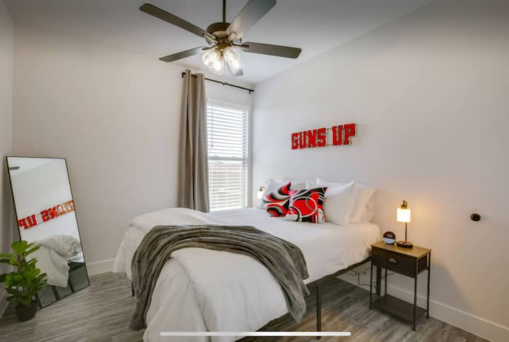 Queen sized memory foam mattress (purchased September 2025) and 6 pillows for restful & comfortable sleep while traveling. Traditional fabric filled pillows and memory foam pillows available.