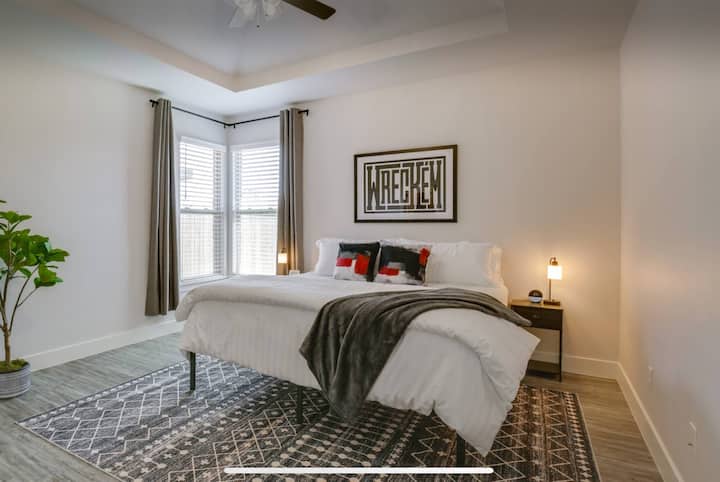 King sized memory foam mattress (purchased September 2025) and 6 pillows for restful & comfortable sleep while traveling. Traditional fabric filled pillows and memory foam pillows available.