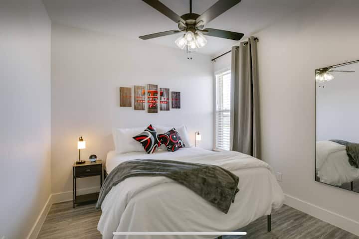 Queen sized memory foam mattress (purchased September 2025) and 6 pillows for restful & comfortable sleep while traveling. Traditional fabric filled pillows and memory foam pillows available.