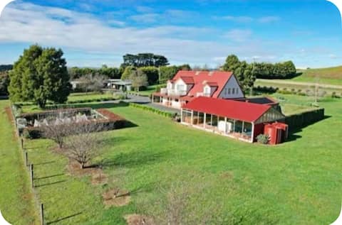 Private Farmhouse Retreat! Hot Tub, Pool, Firepit!