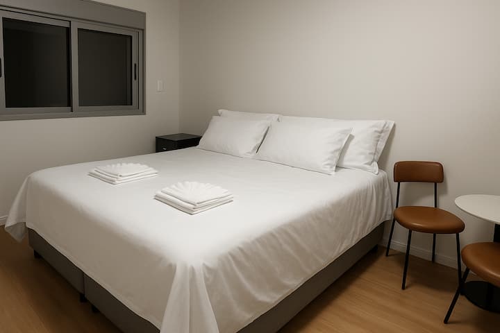 Kingsize bed (gigantisch)!! 

Kan worden omgevormd tot 2 kingsize bedden*

*Wij voorzien het tweepersoonsbed van alle lakens en kingsize beschermers; als je liever 2 eenpersoonsbedden hebt, gescheiden, moet de gast zijn eigen beddengoed meenemen ;)