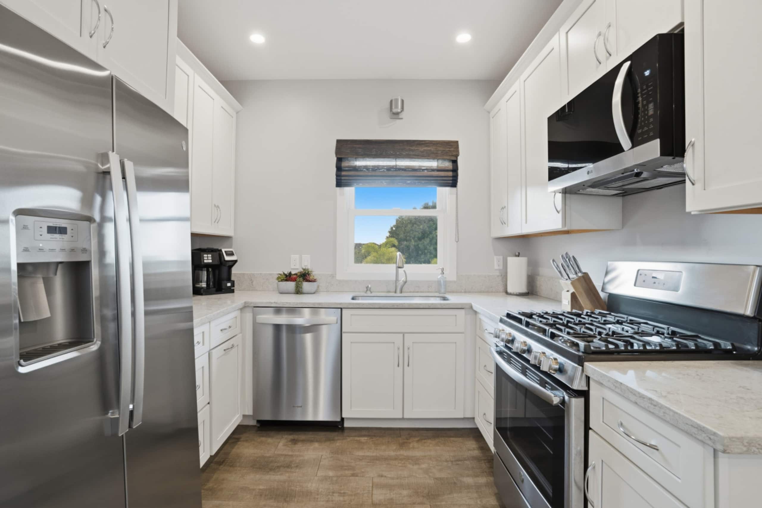 *NEW 2BD Luxe Beach Cottage |Pool PickleB Gym| AC - Photo 8