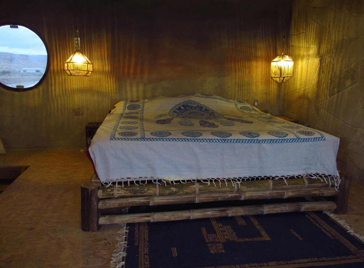 Დიდი ზომის საწოლი ოკეანის ულამაზესი ხედებით.