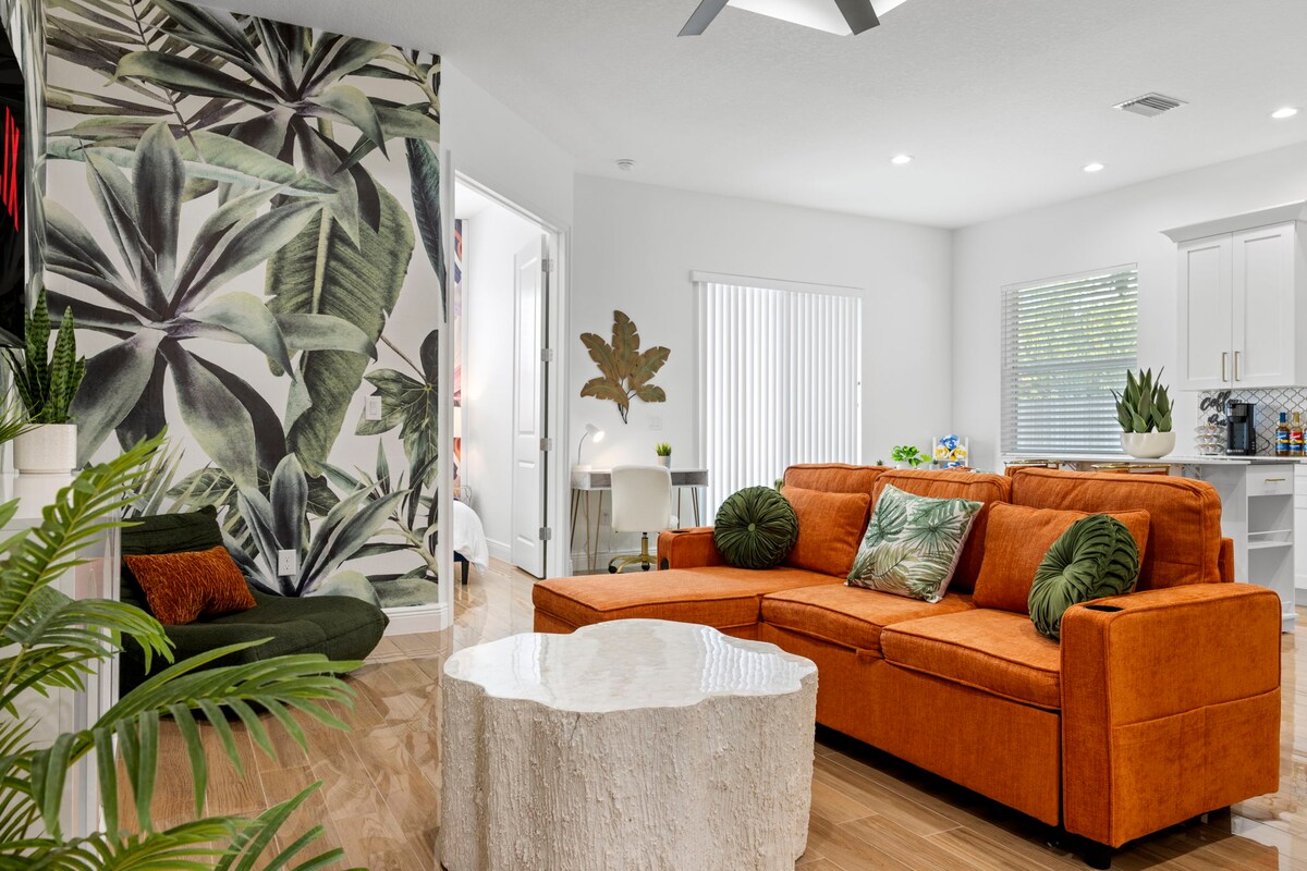 Top Airbnb: Sleeps 14! Tampa Retreat, Private Pool & Game Room in Tampa