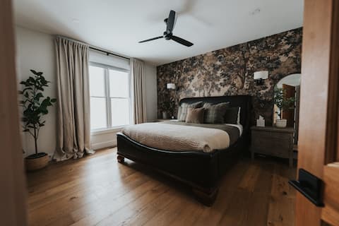 Sleeps 22•Sauna•Hot Tub•5 baths•Pool Table•15 Beds