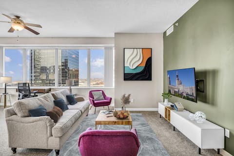 Popular Airbnb listing: Stunning 11th Floor Corner Unit w/Amazing DT Views in Downtown