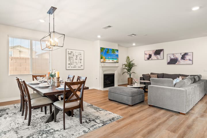 Spacious 5br/9 Beds/near Airport - Eastvale, CA