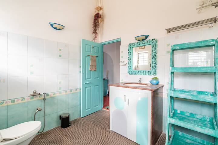 Full bathroom 1 image 1