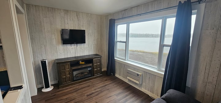 Waterfront Escape On Lingan Bay
2 Acre/firepit/bbq - Glace Bay