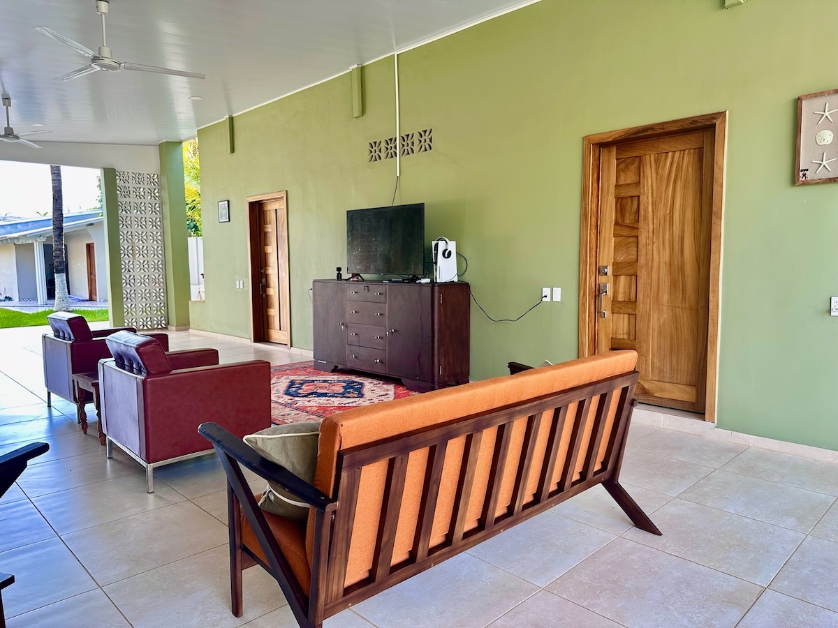 Gran habitación al aire libre con TV de pantalla grande con cable y acceso a servicios de streaming (usa tus propios inicios de sesión). Los cómodos asientos y ventiladores de techo, la brisa fresca y el acceso directo a la cocina hacen de este un gran lugar para reunirse. 