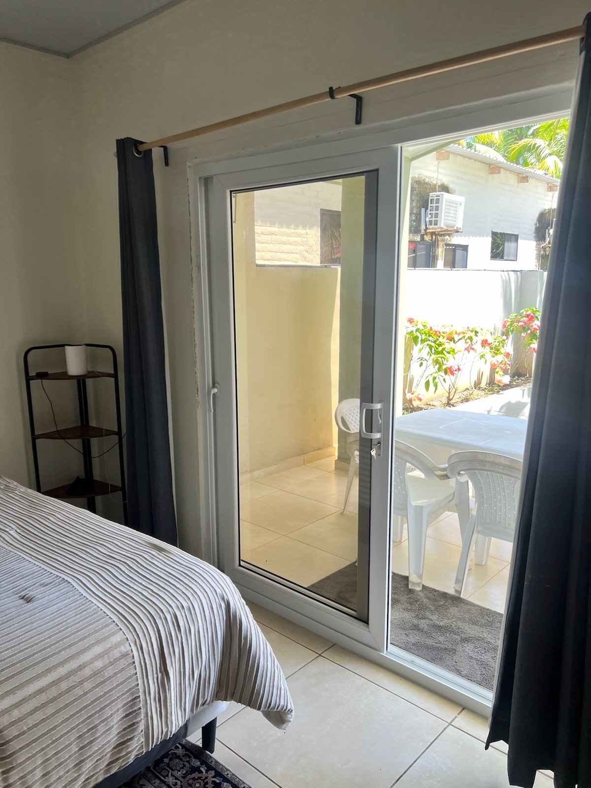 El dormitorio 4 cuenta con una cama tamaño king y un patio privado. Comparte un baño con el dormitorio número 5. Ten en cuenta que este baño no tiene calentador de agua, pero el agua subterránea es refrescante pero no demasiado fría. Todos los dormitorios tienen unidades de aire acondicionado y ventiladores.